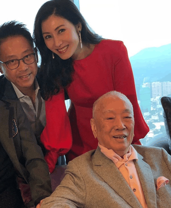 李嘉欣晒丈夫与儿子同框相拥,祝贺公公赛马夺