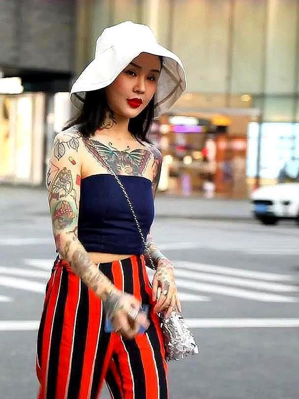 抖音"花臂女孩"走红,转过身后,网友:我娶了,她不打人吧?