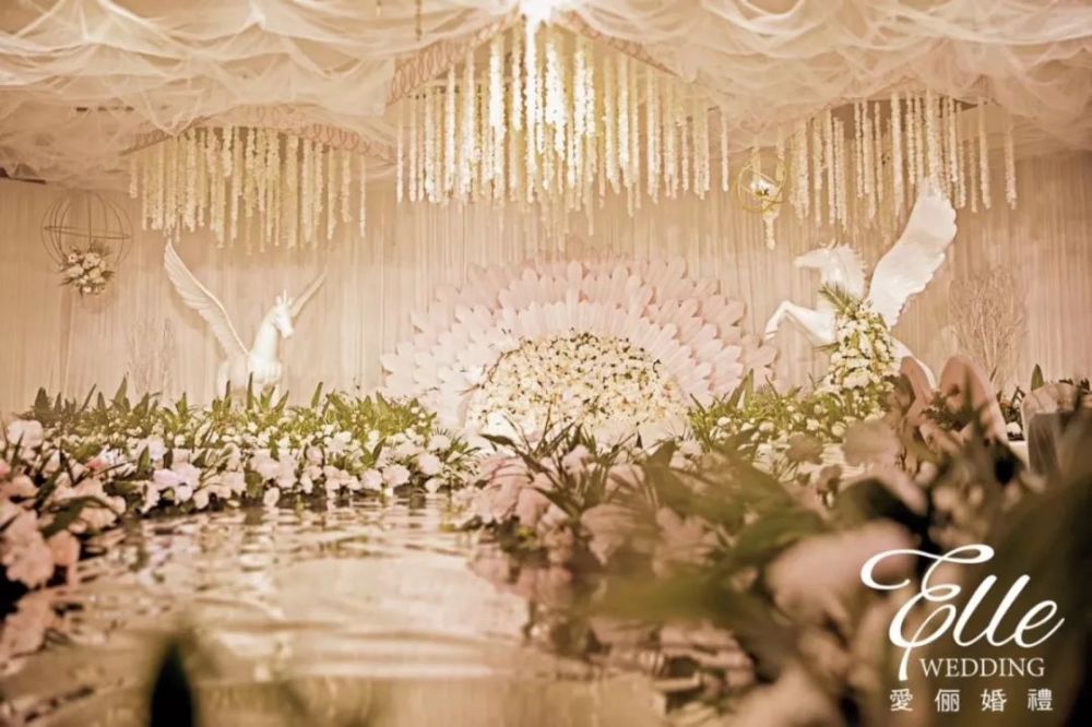 婚礼般浪漫布置现场(由爱俪婚礼提供) 现场遇到心动的ta了?