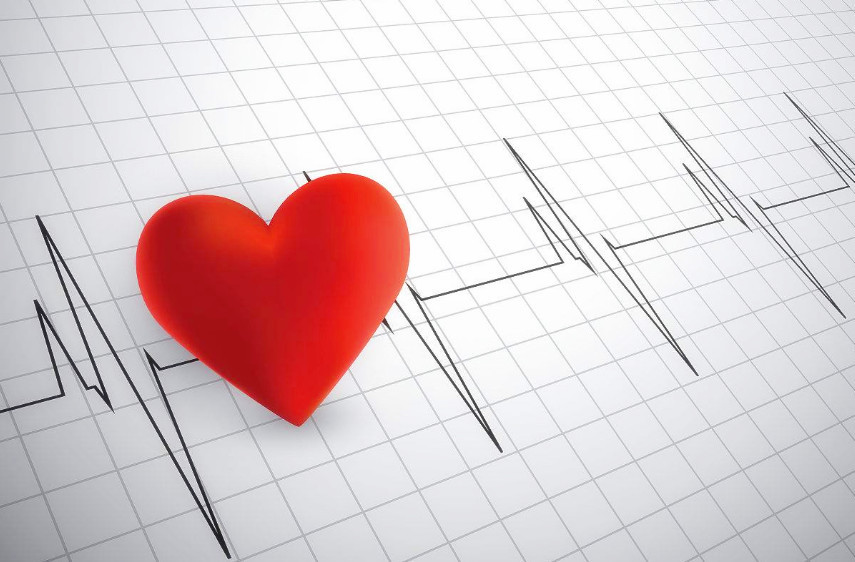典型的心脏病发作时,患者胸口会有很难受的挤压感或者痛感