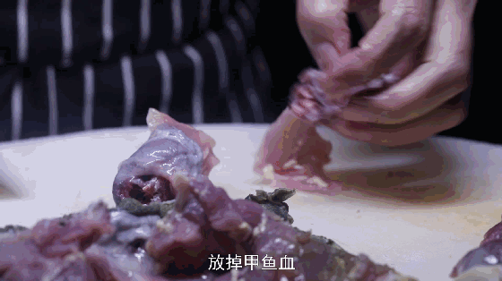 喜好添加 第一步 · 甲鱼改刀 ·  将甲鱼事先处理干净,放掉甲鱼血,开