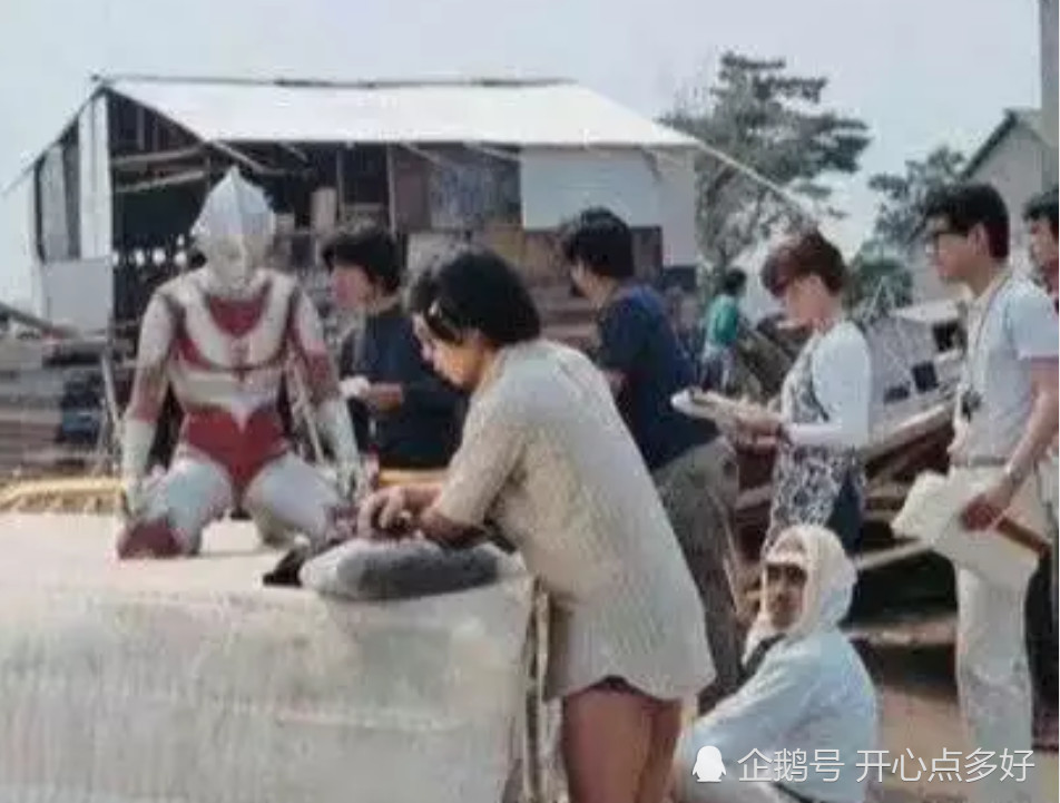 奥特曼拍摄现场,女奥特曼出演要三位男人保驾护航