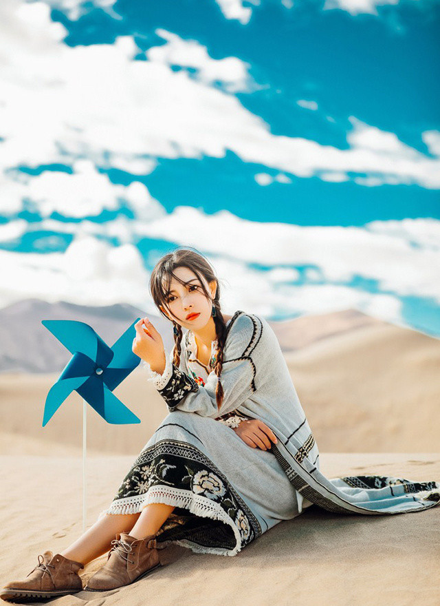 清纯民族风美女戈壁唯美