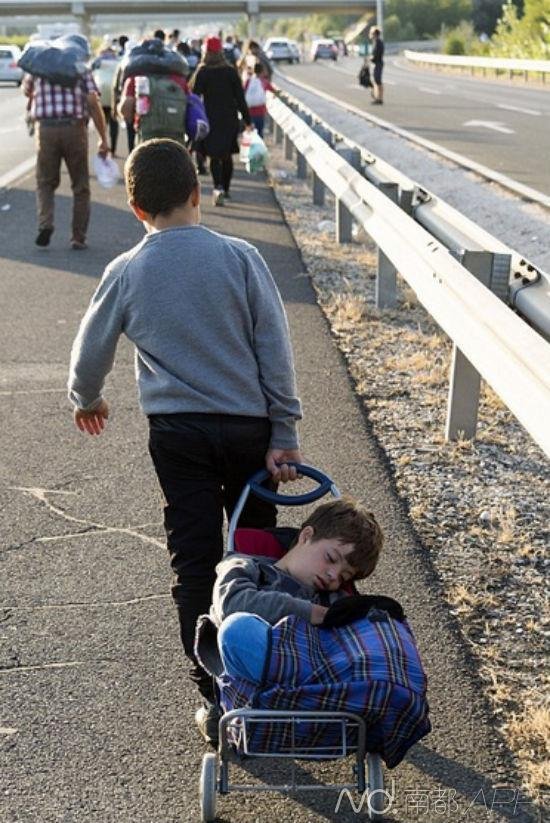 难民彻夜徒步高速 德国奥地利宣布允许入境_学