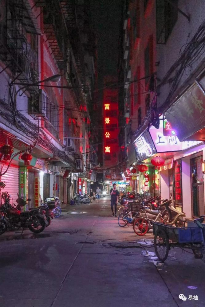 在黑夜里依然努力工作的人 凌晨 00:00 龙湖村是汕头人口最密集的街区