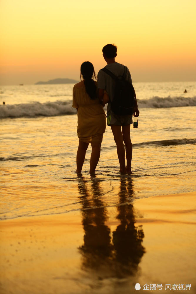 一情侣在三亚湾海边游玩.