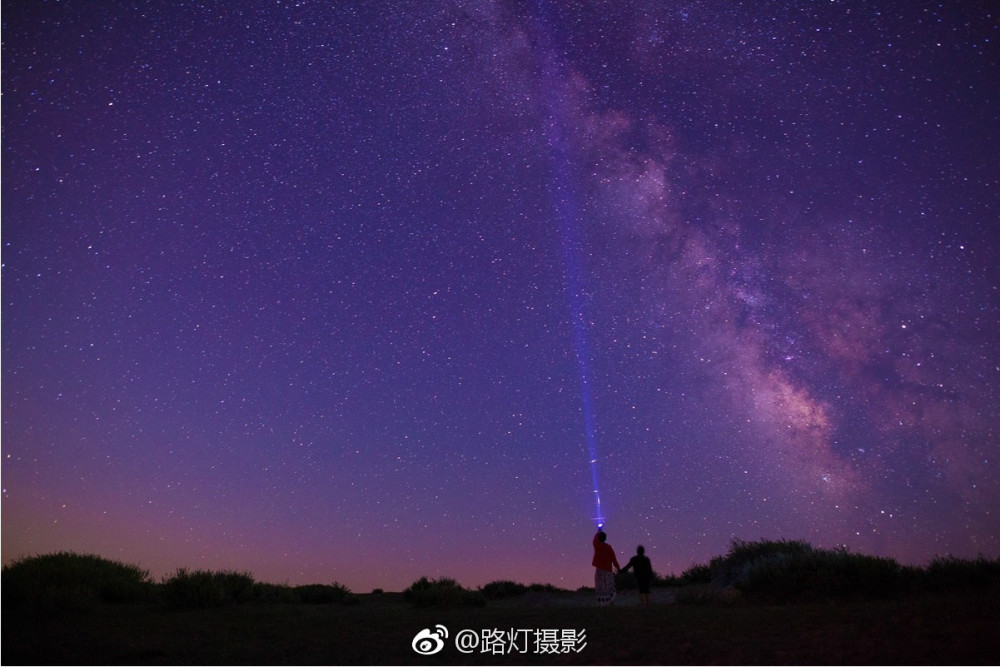 天上点点的繁星让人心旷神怡,如此美的景色,即使夜晚很冷,但是能见到