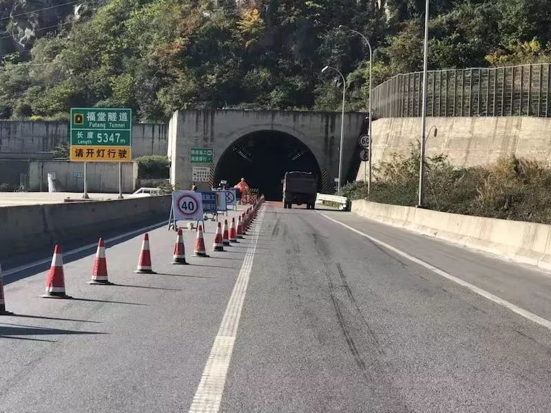 都汶高速路面病害施工,近期上都汶高速请小心驾驶