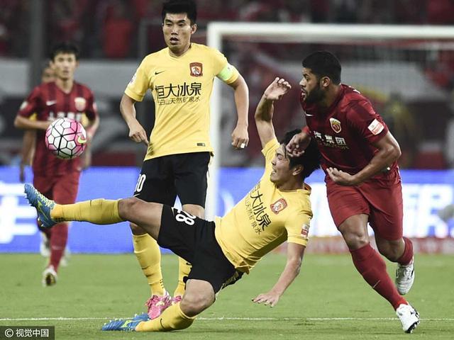 GIF-郑智凌空抽射击中横梁 高拉特罚丢点球