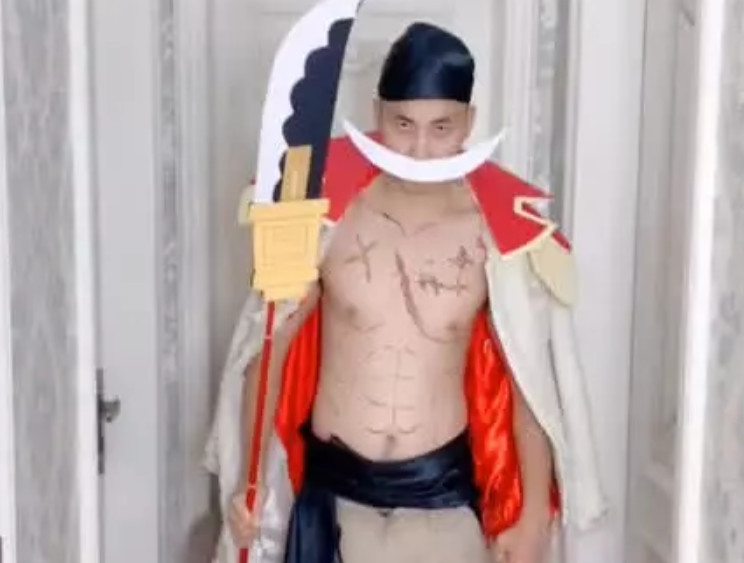 小哥低配cos白胡子!在肚子上自画腹肌!却忽略了这个隐私部位