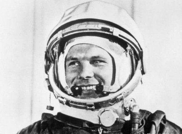 登月第一人加加林在太空究竟看到什么?为何苏联和美国