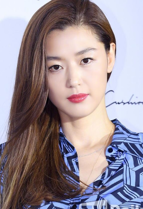 全智贤,1981年10月30日出生于韩国首尔,毕业于东国大学,韩国女演员.