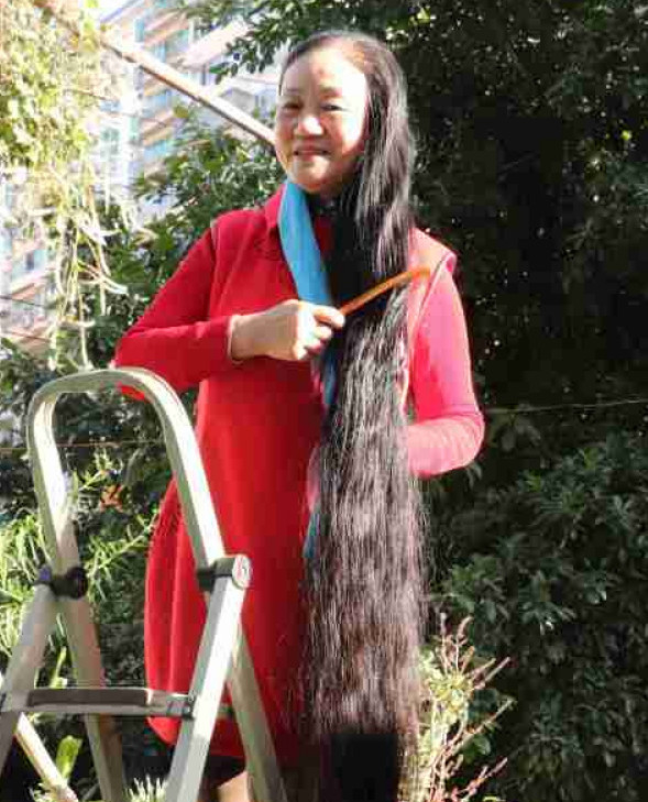 今年62岁的程世琼,她的头发26年未剪,足足有2.4米长!
