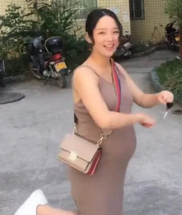 抖音"最美孕妇"红了,身穿时尚长裙秀热舞,网友:当心孩子啊!