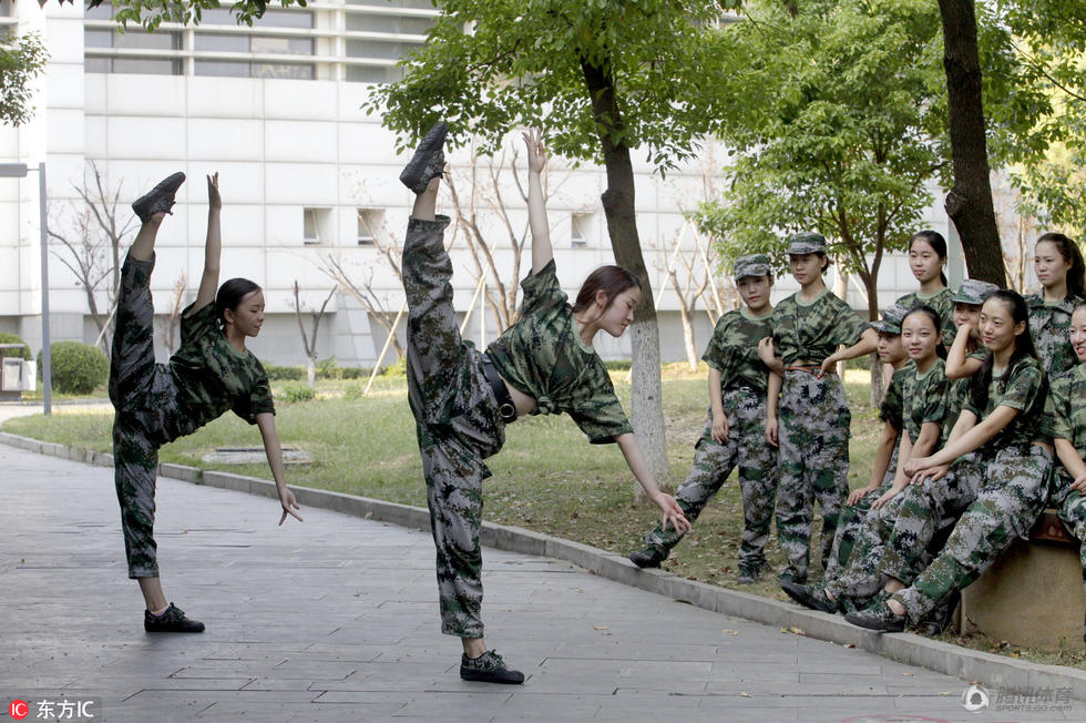 美女大学生军训一字马 网友:腿疼眼花