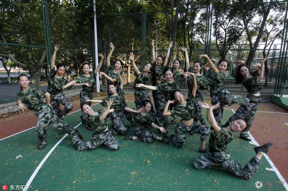 美女大学生军训一字马 网友:腿疼眼花