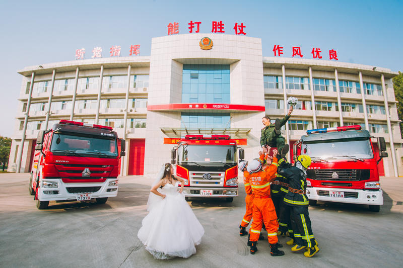 消防车婚纱照_消防车卡通图片(2)