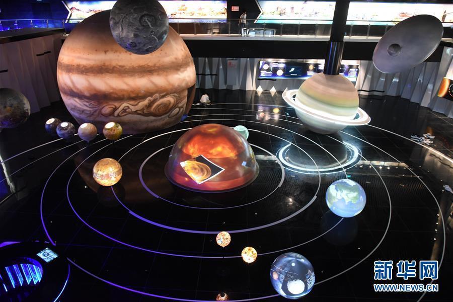 超级天眼有多厉害 月亮上打手机也看得见_