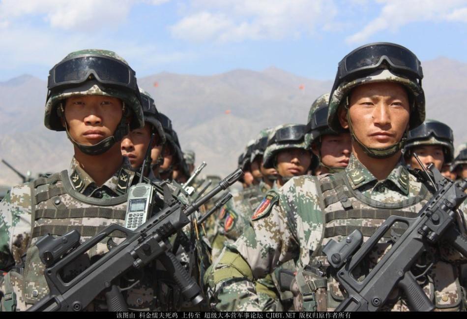 带导轨的95改步枪亮相上合军演_腾讯网触屏版