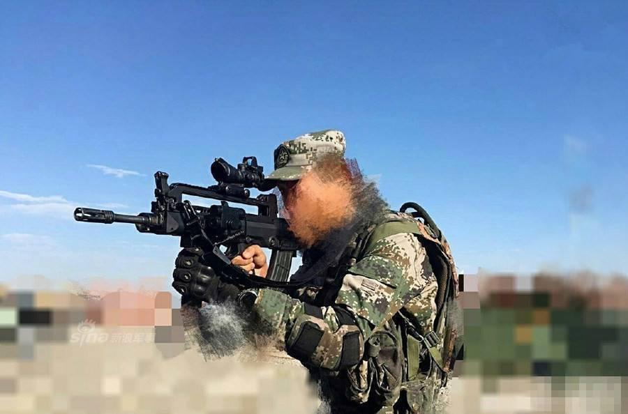 带导轨的95改步枪亮相上合军演_腾讯网触屏版