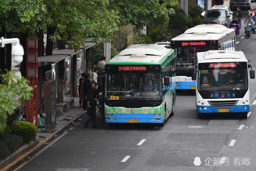 泉州丰泽街上几辆公交车靠站.