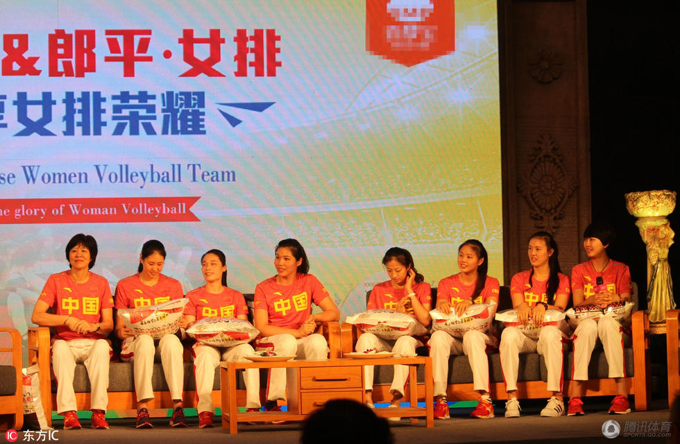 郎平携女排亮相厦门 粉丝送霸气抱枕