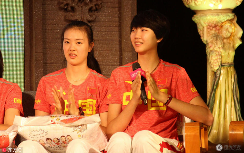 郎平携女排亮相厦门 粉丝送霸气抱枕