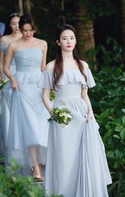 刘亦菲出席婚礼,伴娘都是很好看的姑娘,但是在刘亦菲的面前,刘亦菲