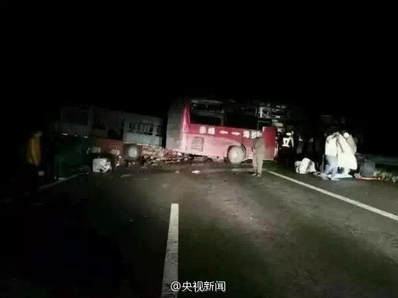 内蒙古一辆货车躲避马匹撞上大巴 已致12人遇难