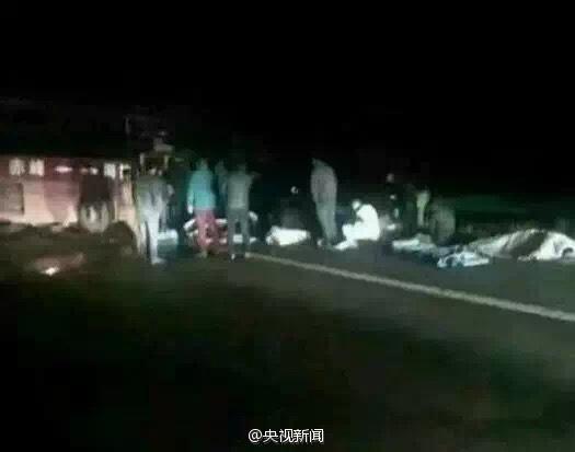 内蒙古一辆货车躲避马匹撞上大巴 已致12人遇难