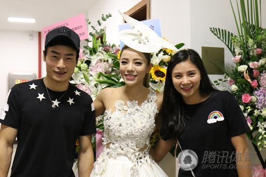 何姿秦凯助阵丁当演唱会 3人疯狂自拍