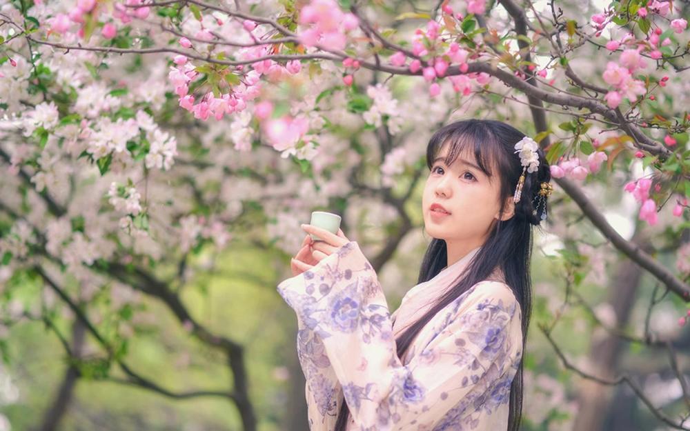 最美汉服小姐姐火了,回眸一笑的瞬间,网友:是初恋的感觉!