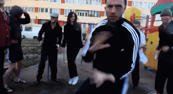 俄罗斯社会摇比内地土嗨更土,但每个穿假阿迪的混混都