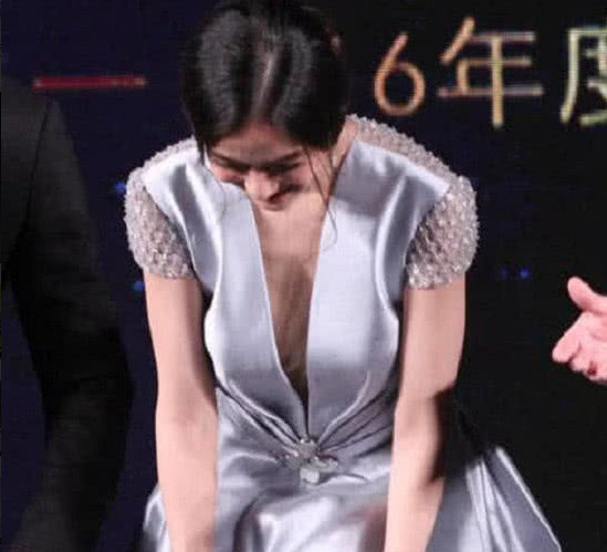 杨颖真空"深v"还敢弯腰,"一马平川"因热议,网友:对a?