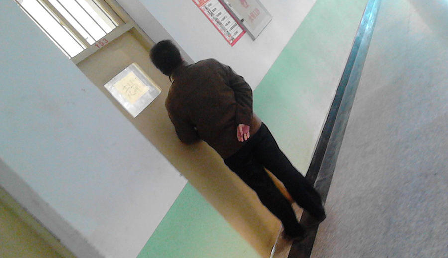 初一男孩被老师殴打,膝盖撞下巴受伤流血,打完发现:打