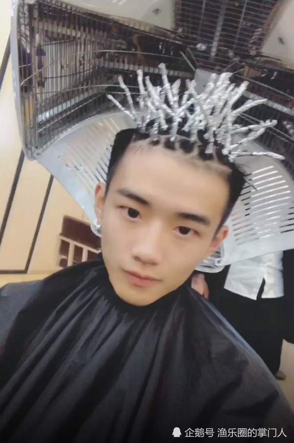 小哥哥烫了一个锡纸烫,看到结果,网友:时尚的