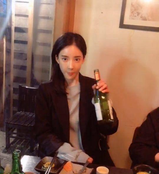 网红脸小姐姐,对瓶喝酒舔嘴唇动作亮了,网友:真熟练!
