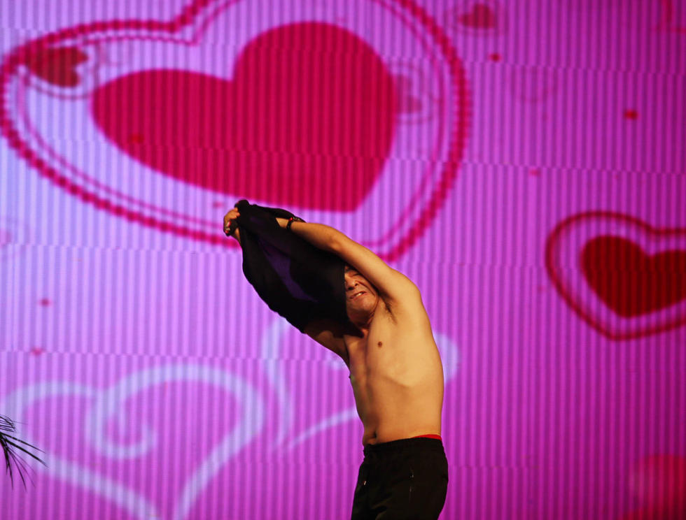 陈光标千人面前脱衣 回应切胃传闻