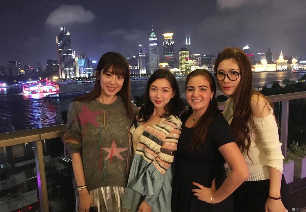 恒大上港场外亲如一家 太太团同框比美