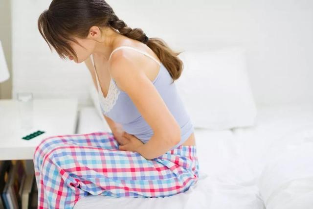 妇科专家提醒:引起女性小腹疼痛的疾病很多.