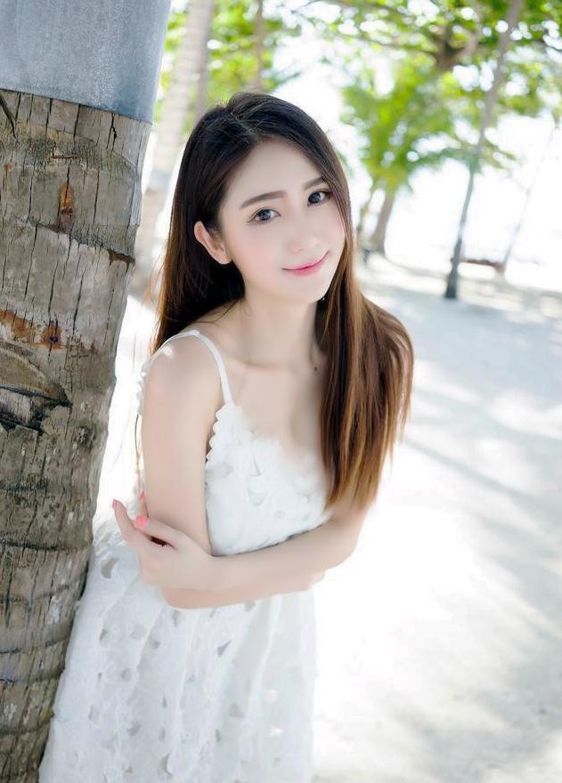 随拍一个在阳光美景下的清秀南方姑娘