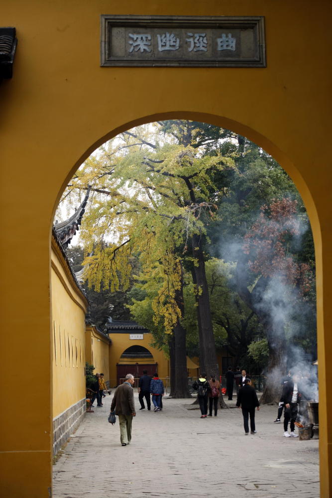 5块钱逛苏州西园寺,没想到 竟然巧遇和尚们的饭前"集结号"