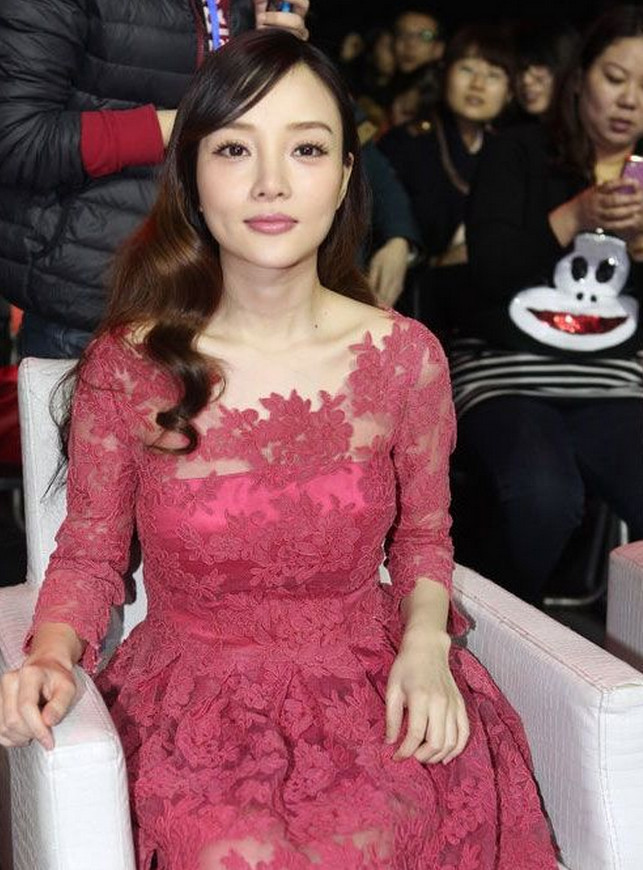 李小璐亮相活动,穿红色蕾丝裙性感爆棚,与大哥比心笑得合不拢嘴