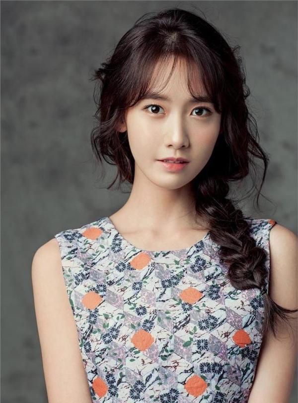 林允儿凭借天然的美貌和清纯的气质而被追捧为