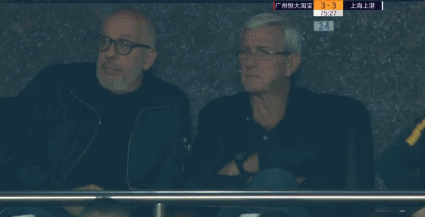 里皮西装牛仔坐路边聊天 没球迷要签名!不科学