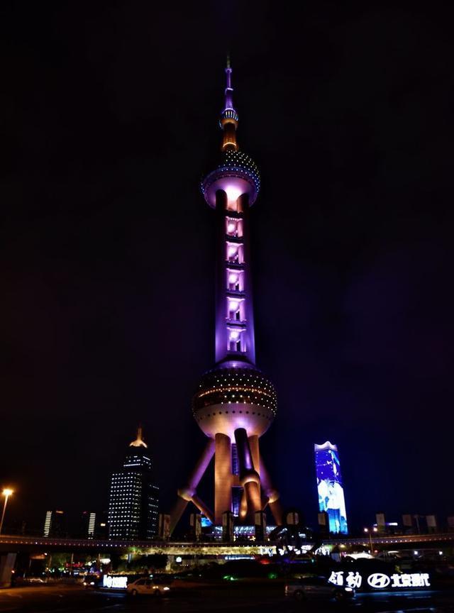 东方明珠好像一位美丽的新娘,那动人的爱情故事,缠绵在滔滔不绝的