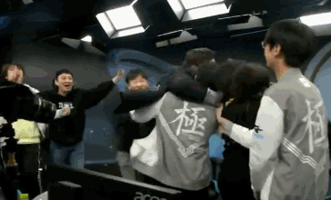 王思聪吃热狗爆红引网友海啸式狂欢 小游戏都