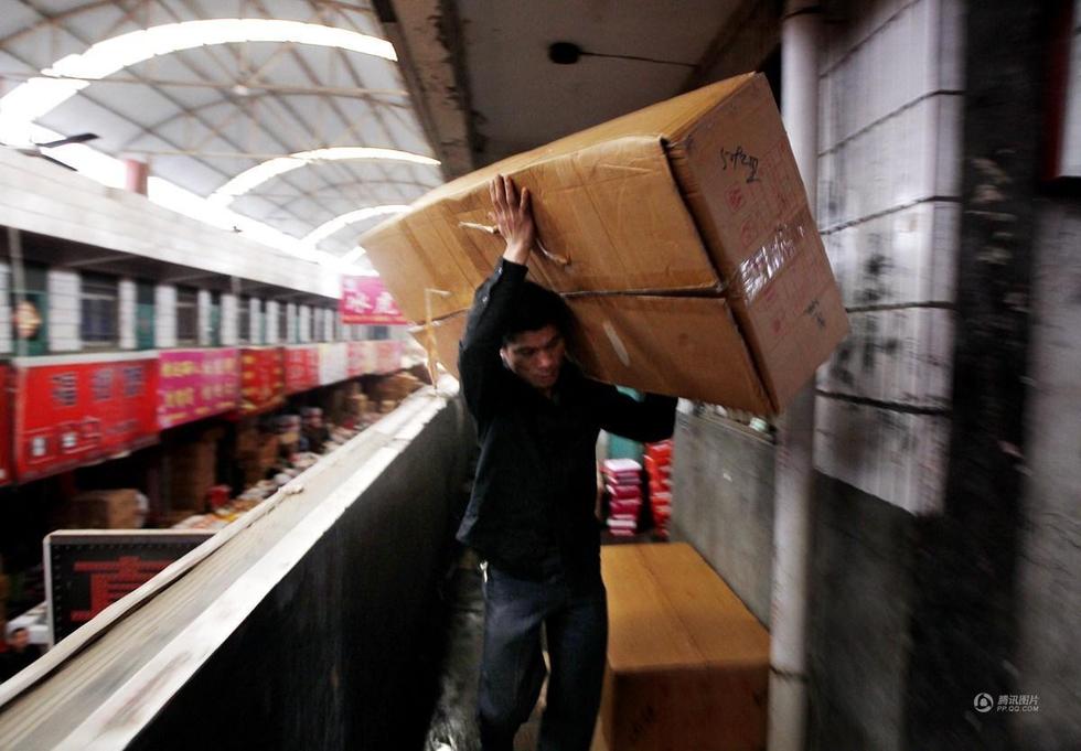 普通人的买房梦:男子月薪2千凑首付