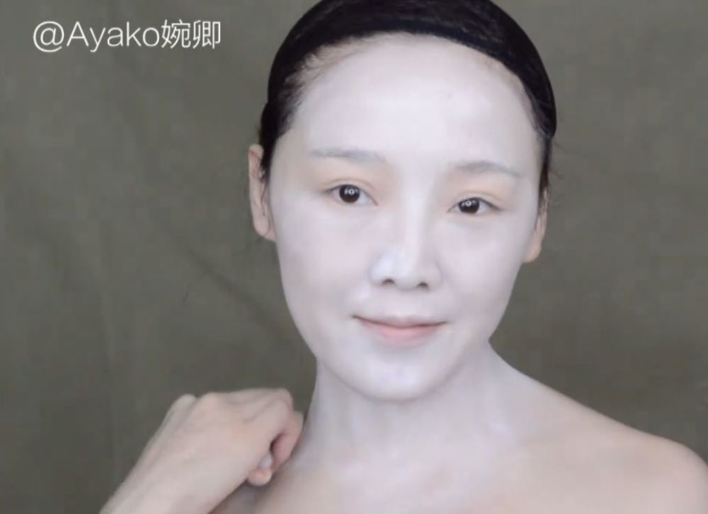 这个造型的重点就是苍白的皮肤,所以需要不断地叠加白色的颜料,厚到