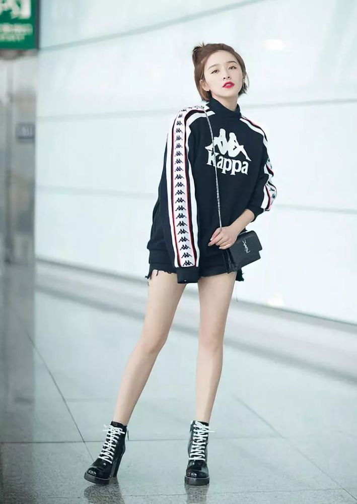 阚清子开始喜欢穿"上紧下松"的衣服了!印花紧身衣 阔腿裤好美